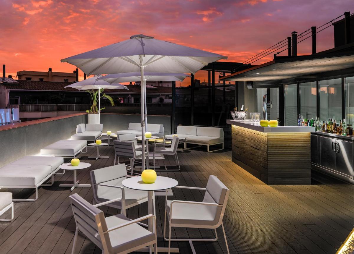 Un restaurante o sitio para comer en H10 Casanova