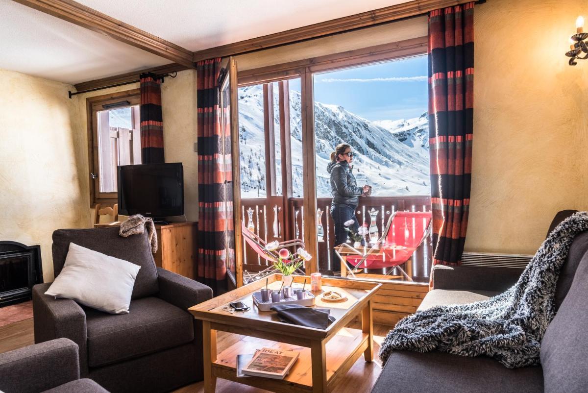 un salon avec vue sur une montagne enneigée dans l'établissement Résidences Village Montana by Les Etincelles, à Tignes