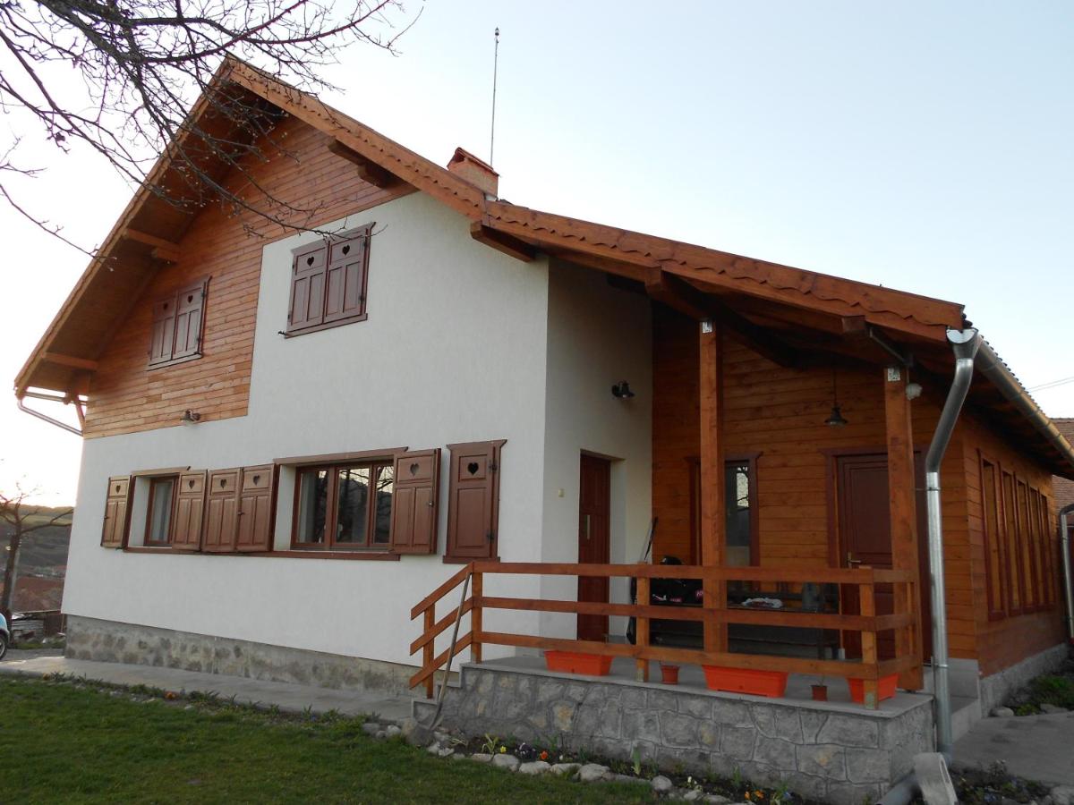 Eszter Guesthouse - Housity