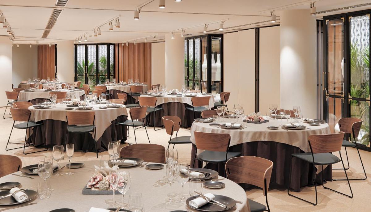 Un restaurante o sitio para comer en H10 Casanova