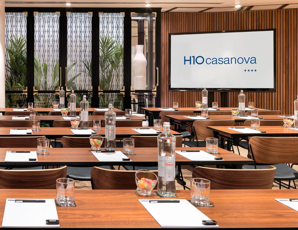 Un restaurante o sitio para comer en H10 Casanova