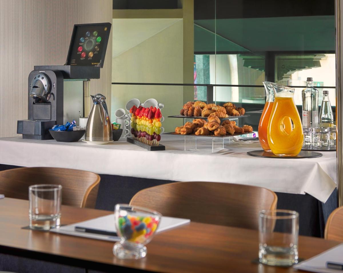 Comida en o cerca de este hotel