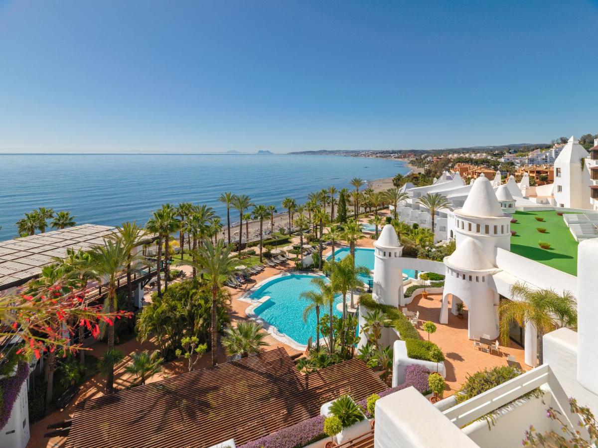 Una vista aérea del complejo con el océano al fondo. en H10 Estepona Palace, en Estepona