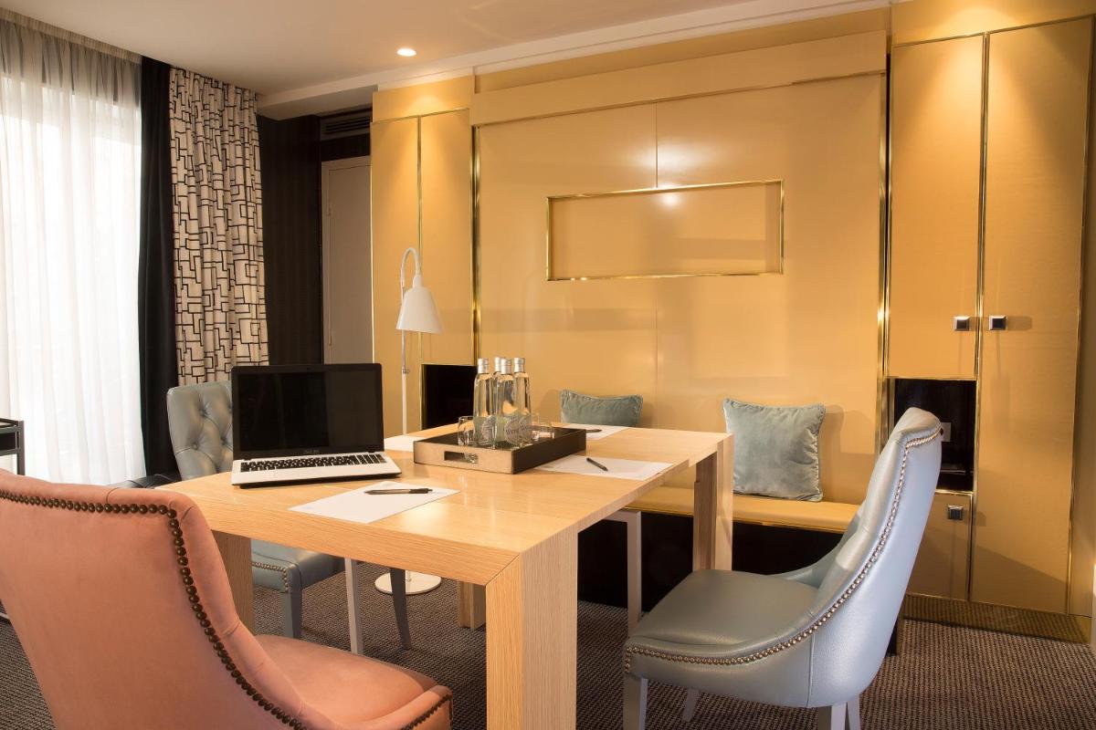 Télévision ou salle de divertissement dans l'établissement Hôtel Baume