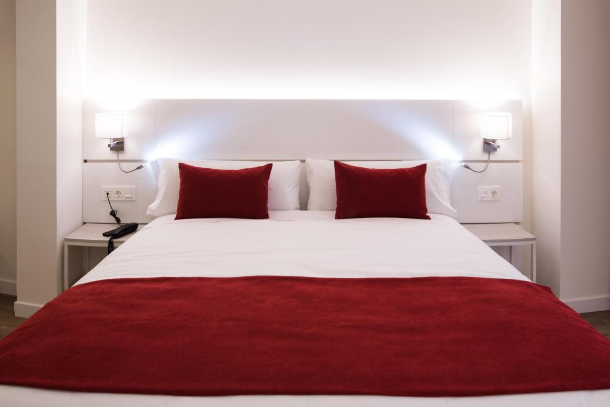 Cama o camas de una habitación en Hotel Pompaelo Plaza del Ayuntamiento & Spa