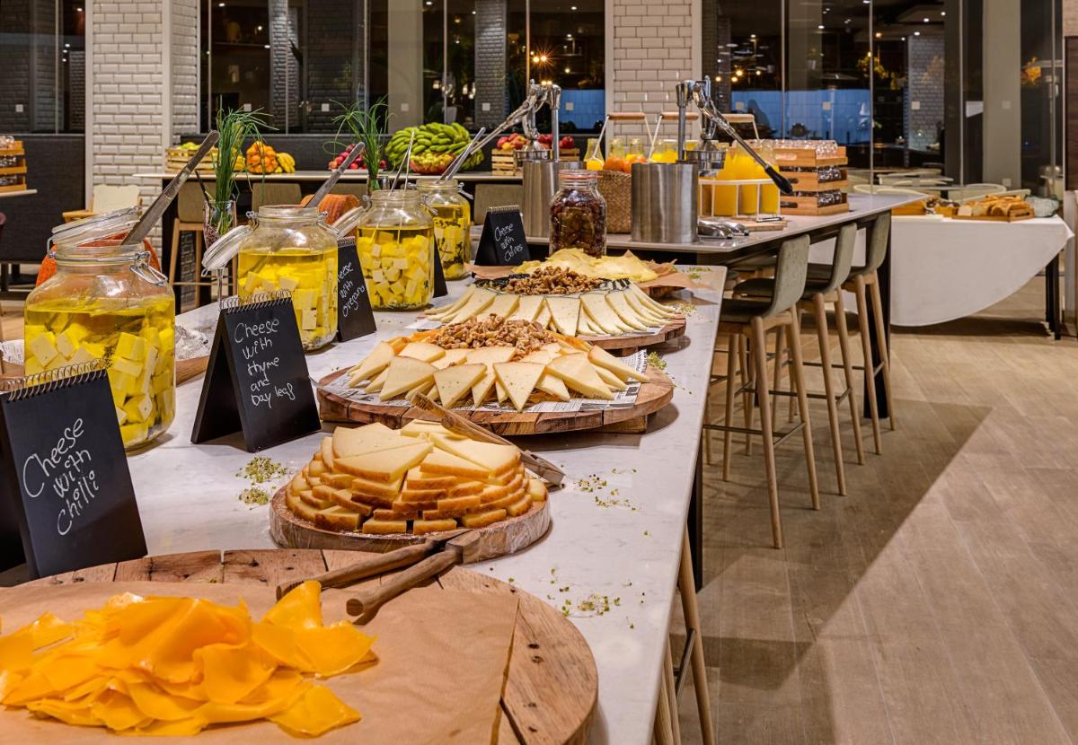 Comida en o cerca de este hotel