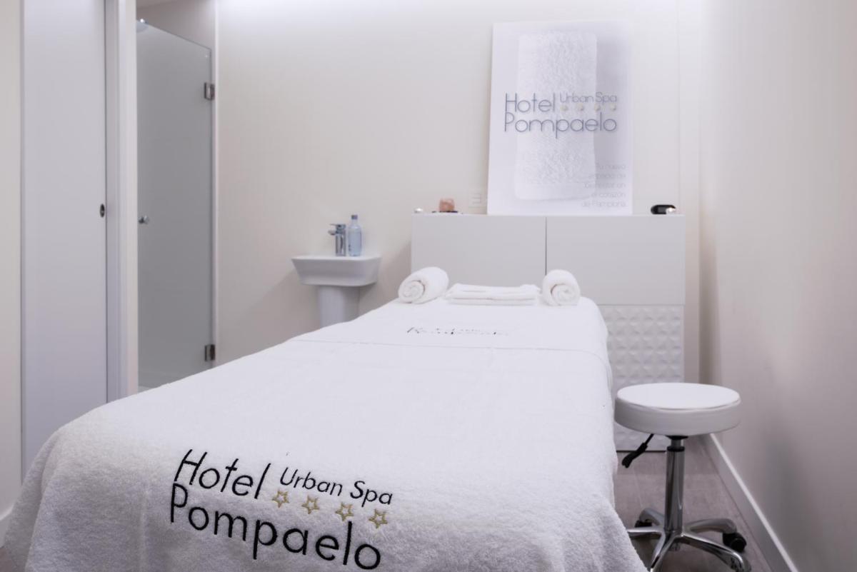 Cama o camas de una habitación en Hotel Pompaelo Plaza del Ayuntamiento & Spa