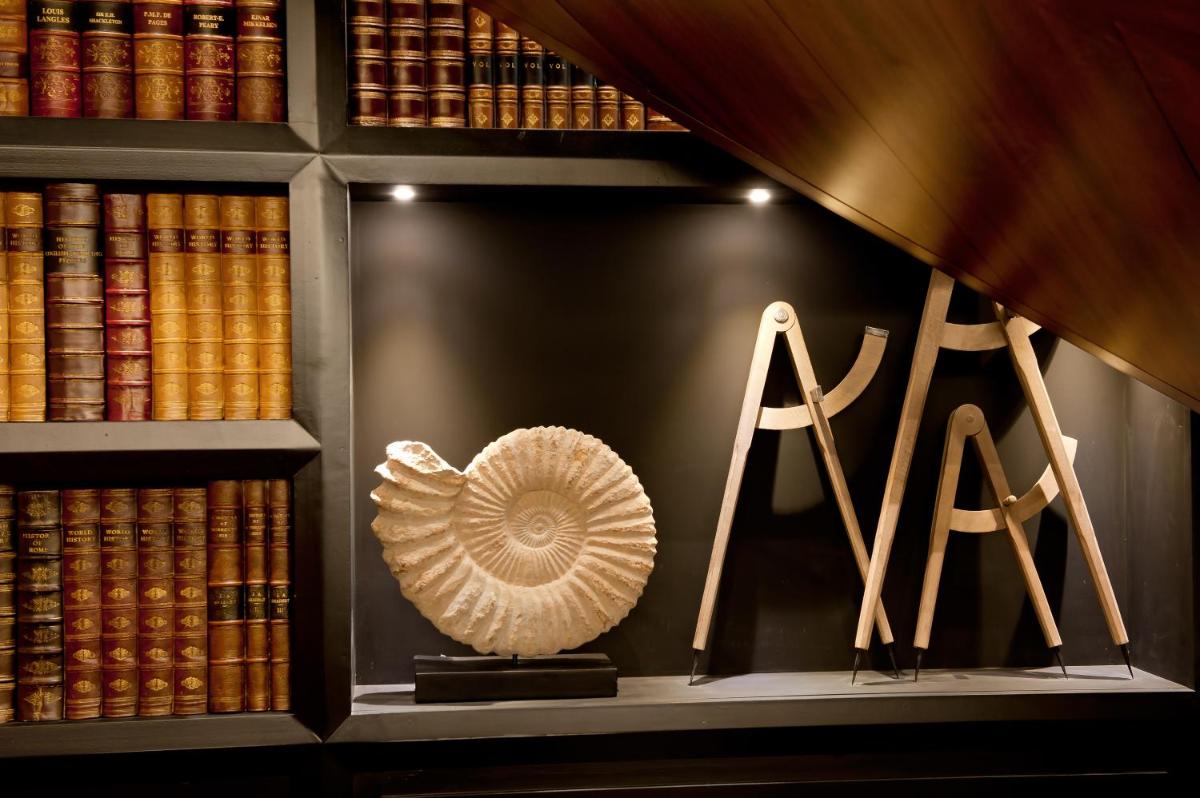 Bibliothèque dans l'hôtel