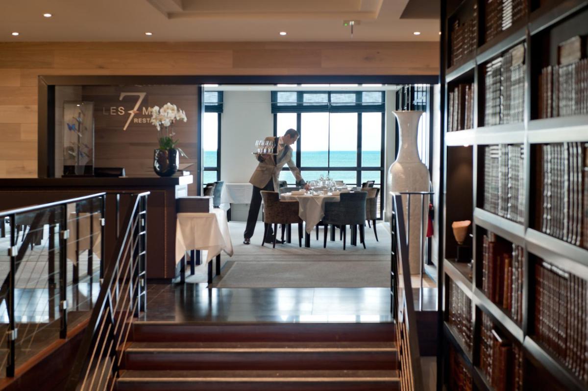 Coin salon dans l'établissement Hôtel Le Nouveau Monde