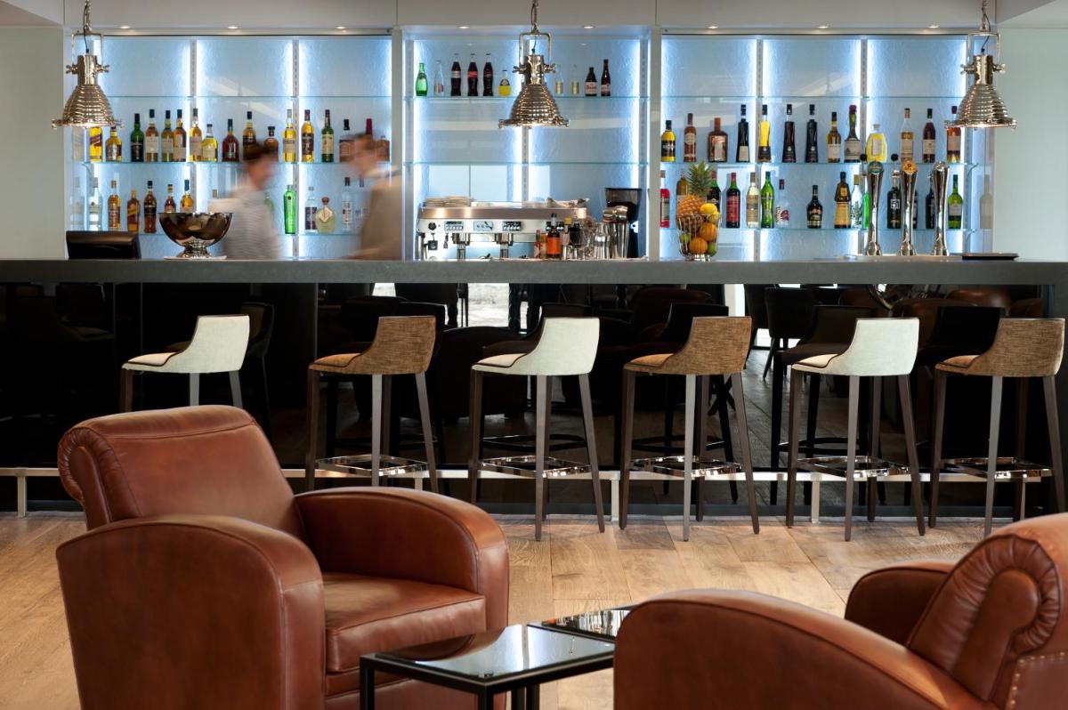 Salon ou bar de l'établissement Hôtel Le Nouveau Monde