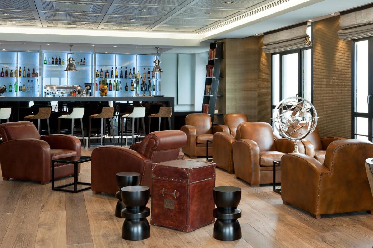 Coin salon dans l'établissement Hôtel Le Nouveau Monde