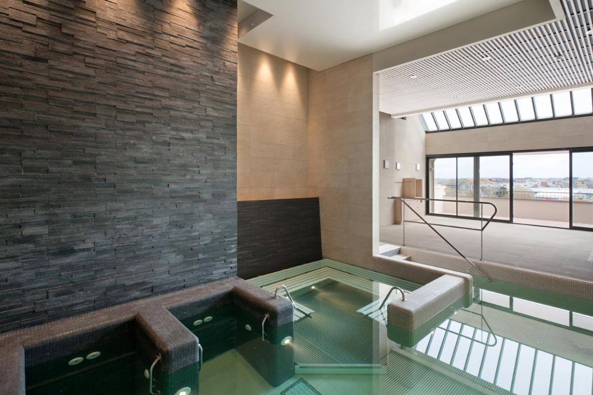 une salle de bains avec un sol en verre dans un bâtiment dans l'établissement Hôtel Le Nouveau Monde, à Saint-Malo