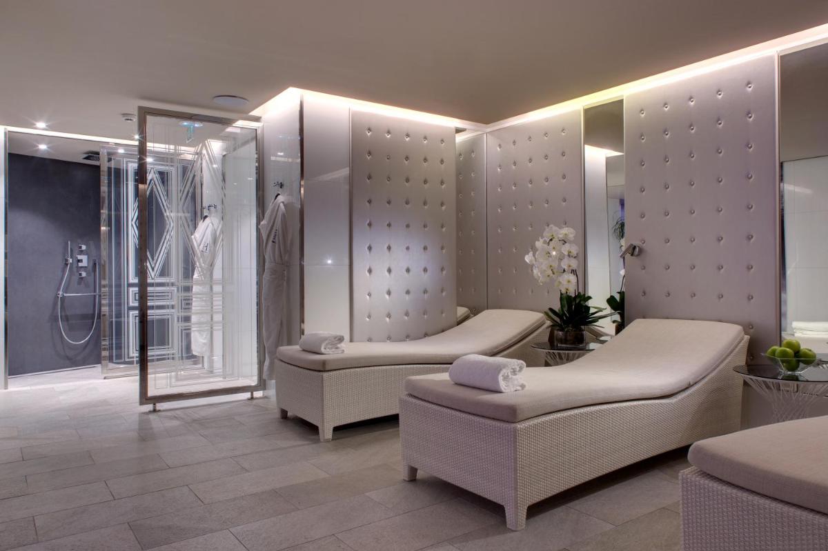 une salle de spa avec deux lavabos et une douche dans l'établissement La Villa Haussmann, à Paris