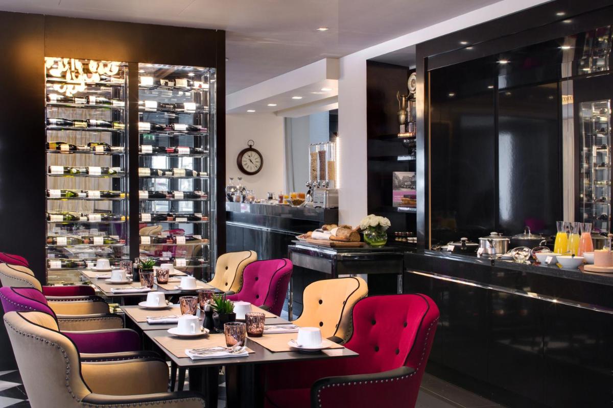 un restaurant avec des tables et des chaises et un bar dans l'établissement La Villa Haussmann, à Paris