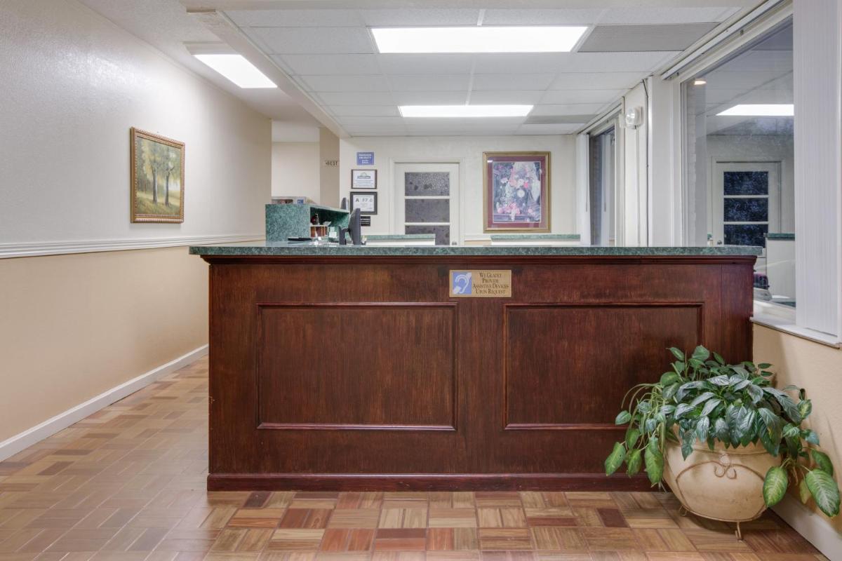 Days Inn by Wyndham Asheville West - Housity