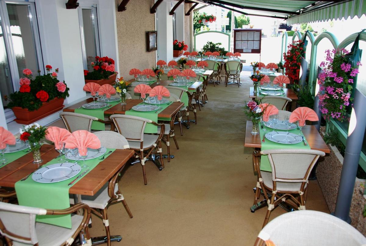 Restaurant ou autre lieu de restauration dans l'établissement Logis Hôtel Bellevue
