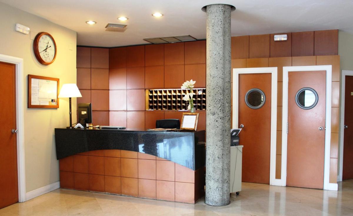 Hotel Azar - Housity