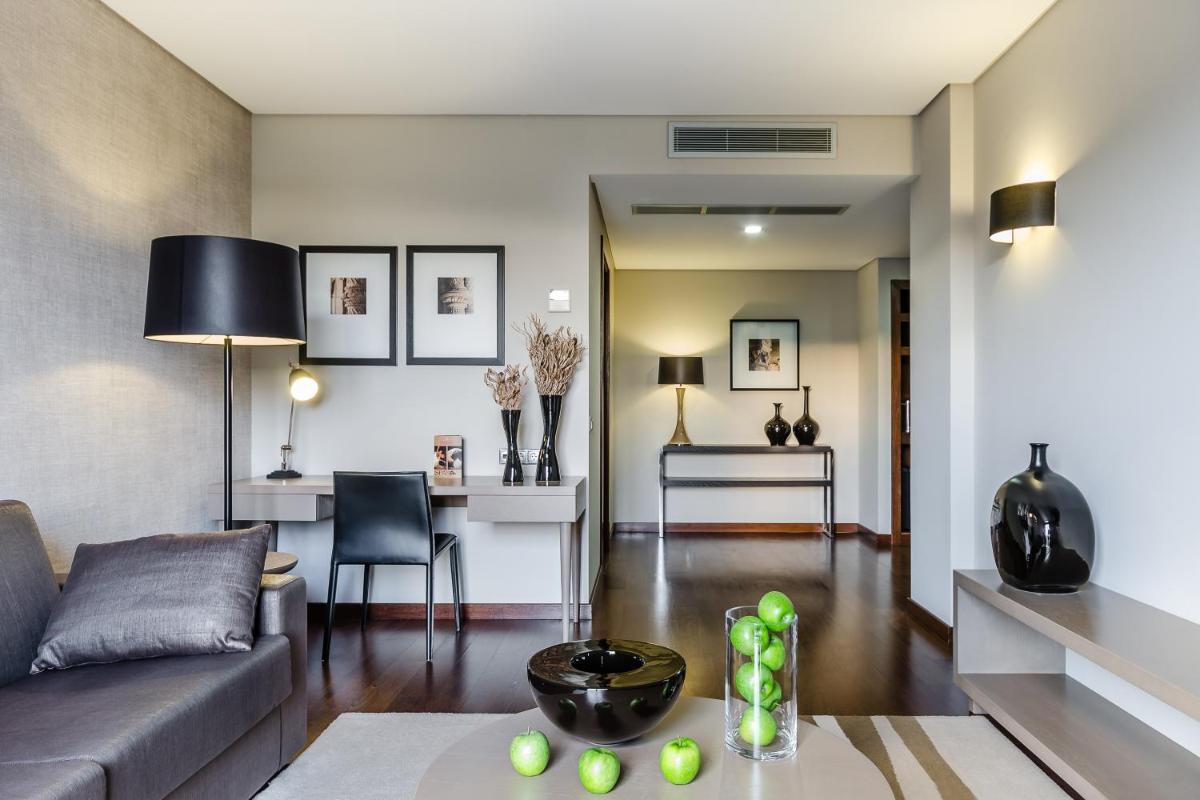 uma sala de estar com um sofá e uma mesa em Hotel Villa Batalha na Batalha mais 61 fotografias