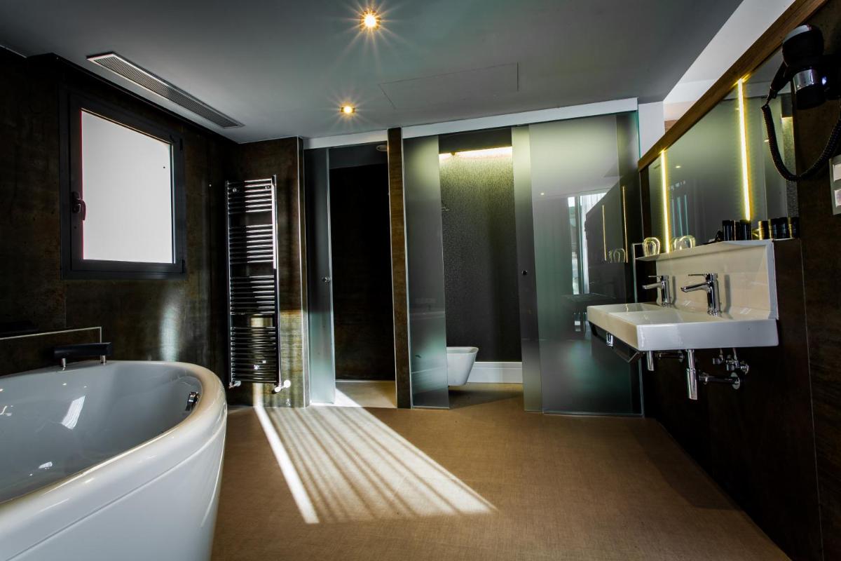 Un baño de Hotel & Spa Ciudad de Binéfar