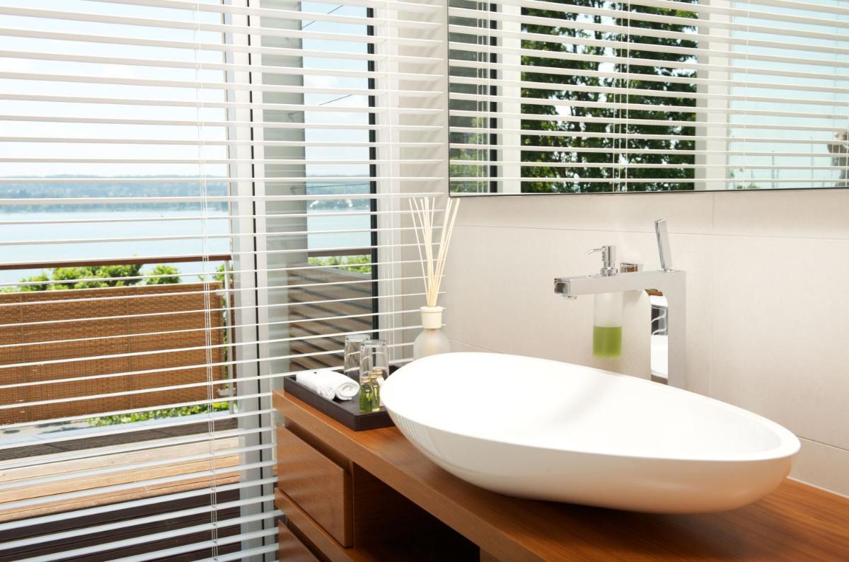 Ein Badezimmer in der Unterkunft RIVA - Das Hotel am Bodensee