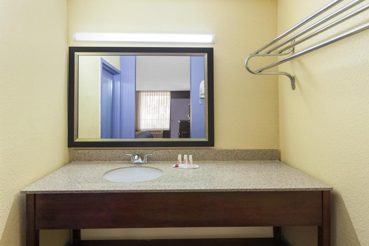 Days Inn by Wyndham Uvalde - Housity