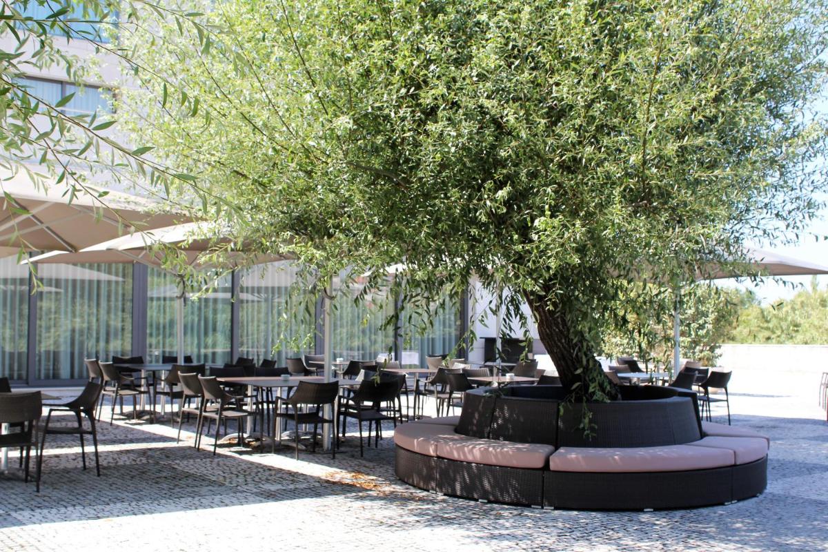 Um restaurante ou outro lugar para comer em Hotel Villa Batalha