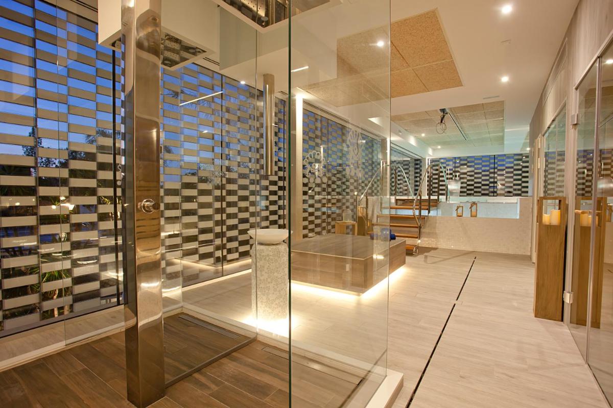 una sala de cata de vinos con una pared de cristal en Bahía de Alcudia Hotel & Spa, en Puerto de Alcudia