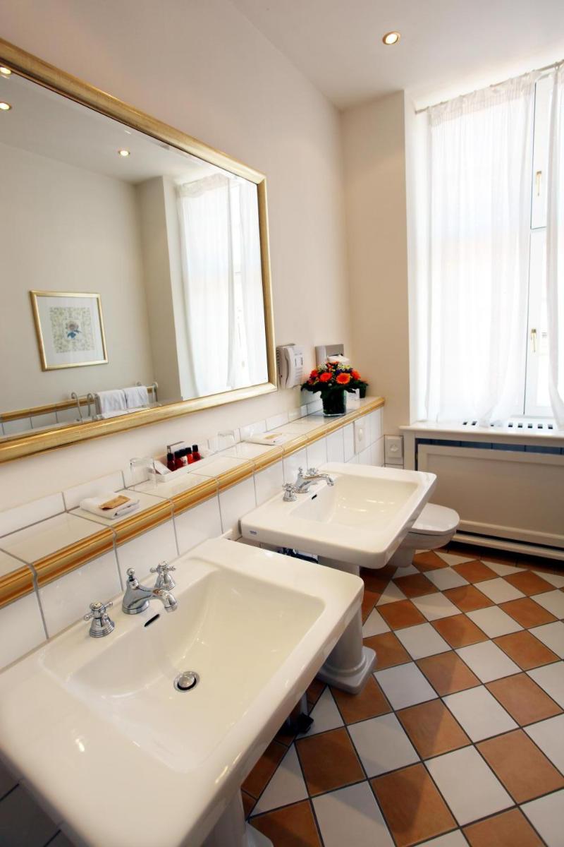 Ein Badezimmer in der Unterkunft Deidesheimer Hof