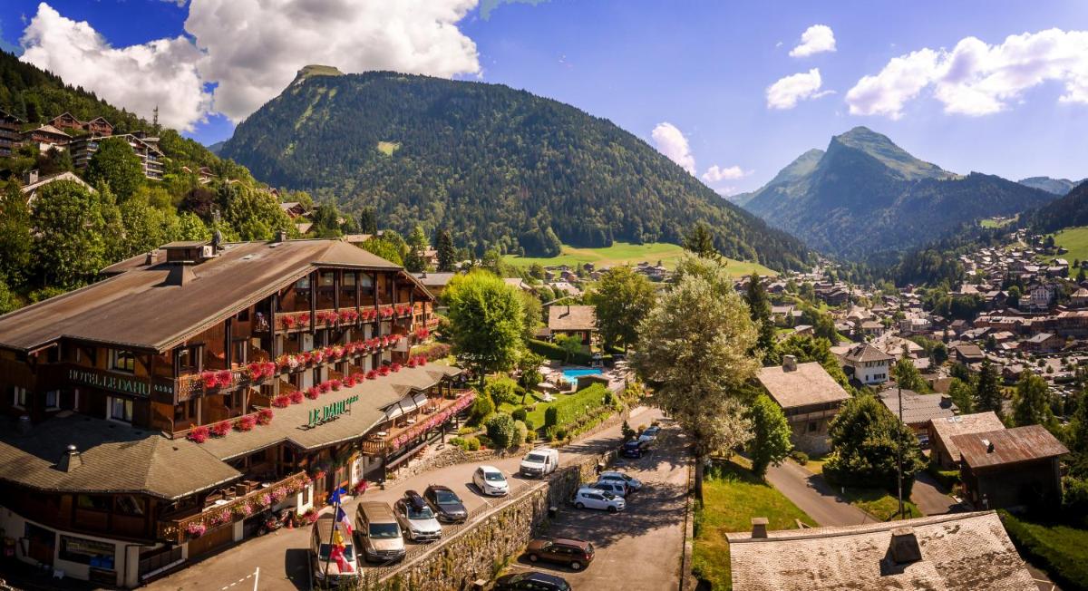 Vue générale sur la montagne ou vue sur la montagne depuis l'hôtel