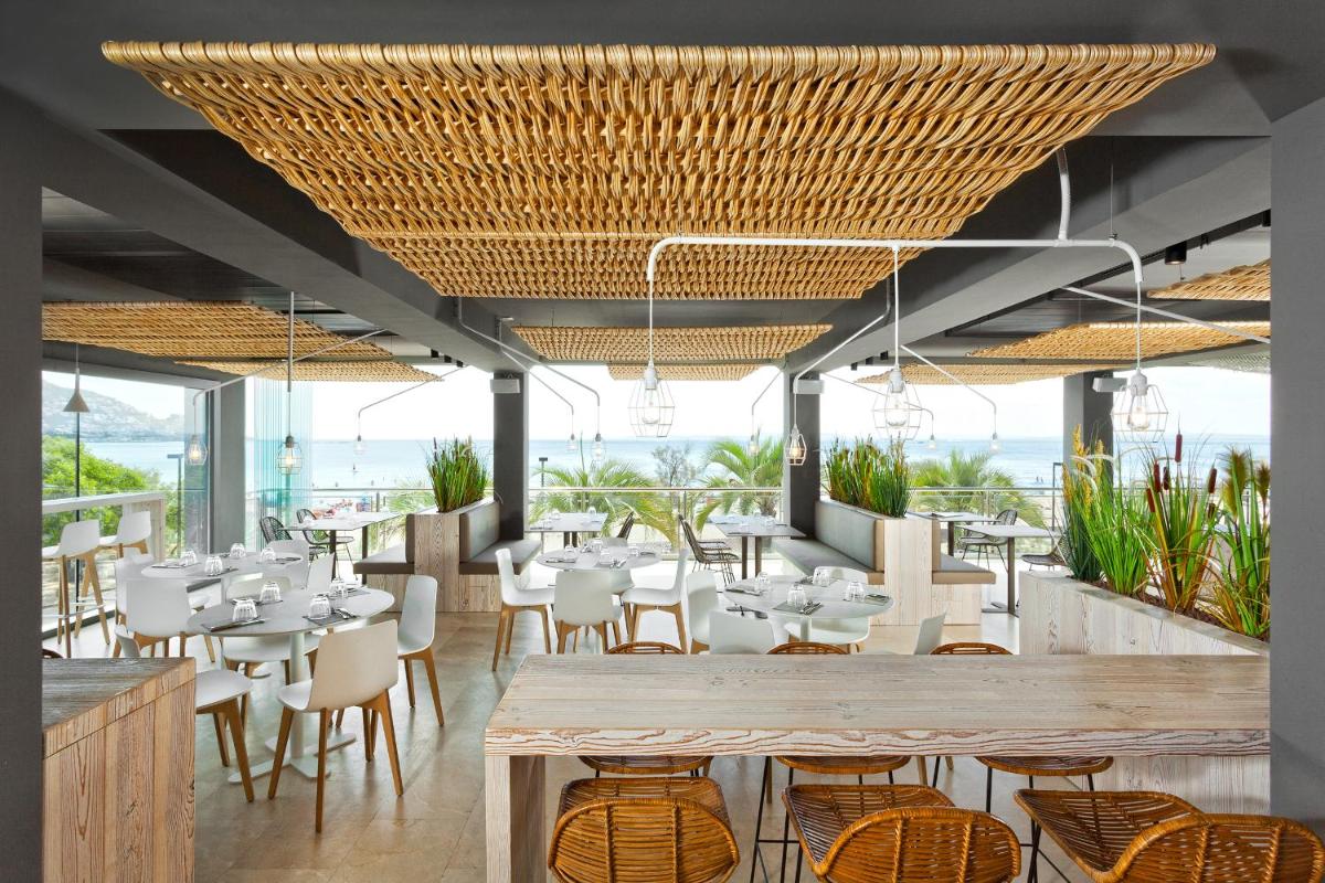 Un restaurante o sitio para comer en Hotel Maritim 4 Superior