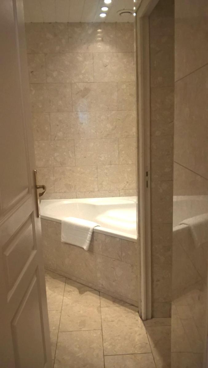 Salle de bains dans l'établissement La villa 10 HÔTEL SPA