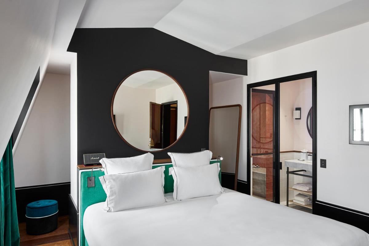 Un ou plusieurs lits dans un hébergement de l'établissement Le Roch Hotel & Spa