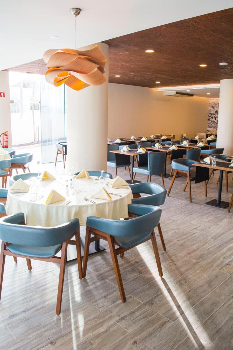Um restaurante ou outro lugar para comer em AP Maria Nova Lounge - Adults Friendly