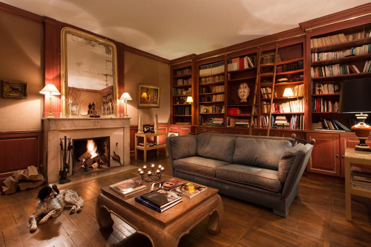 Bibliothèque dans l'hôtel