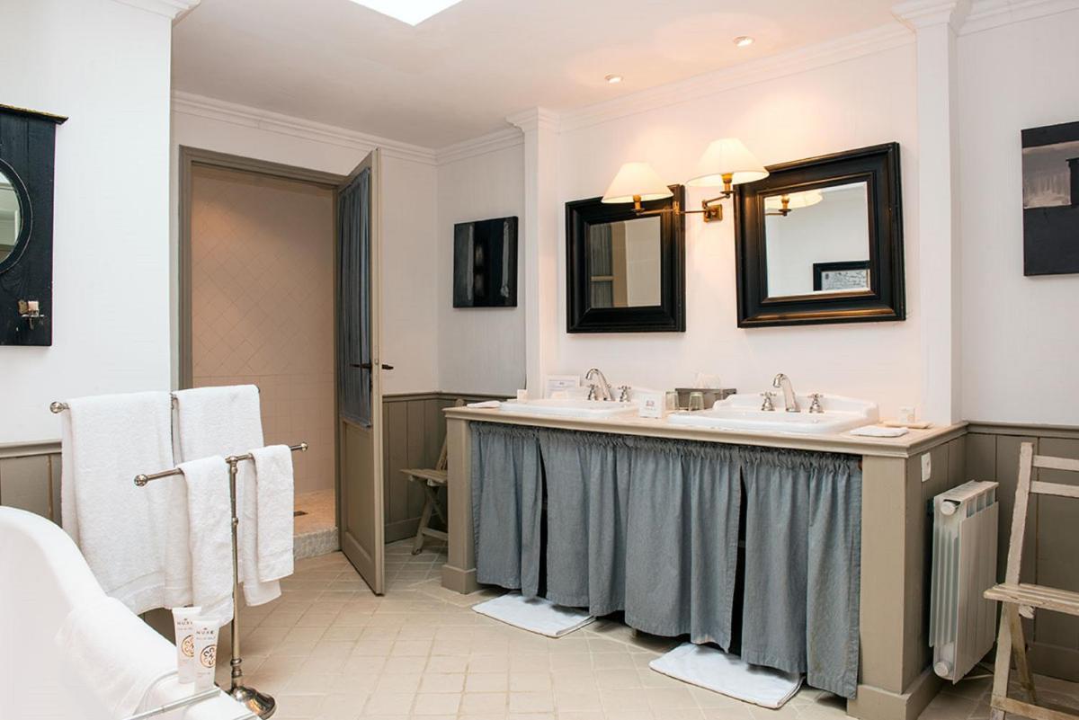Télévision ou salle de divertissement dans l'établissement Château de Courban and Spa Nuxe