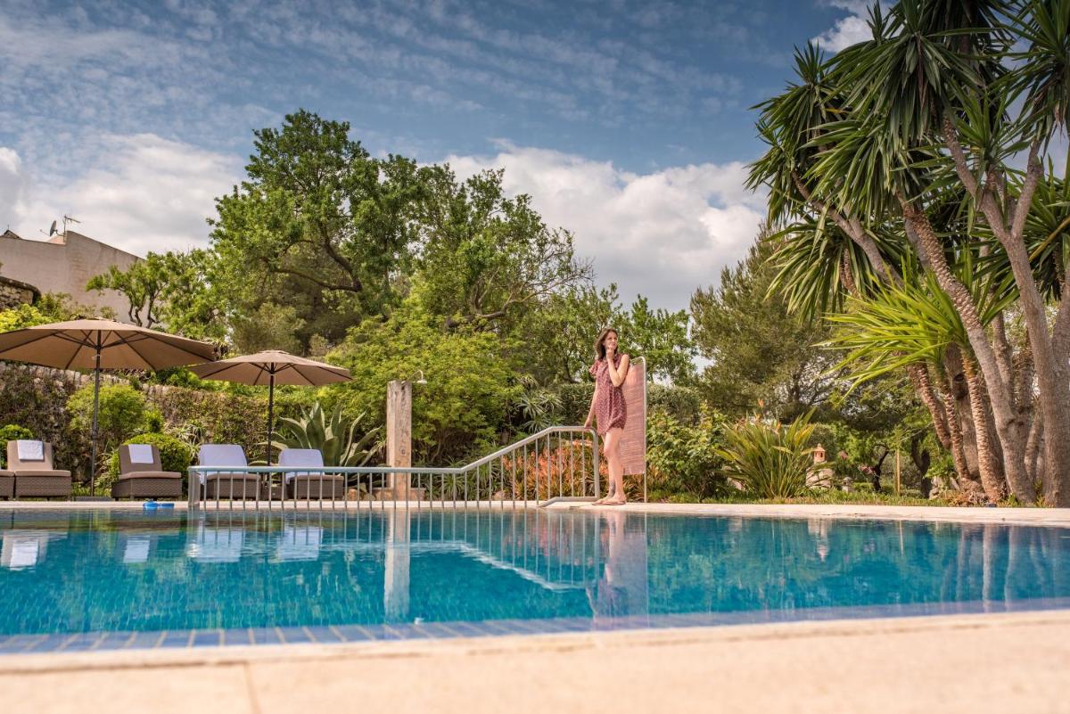 Piscina en o cerca de Casa Font i Roig