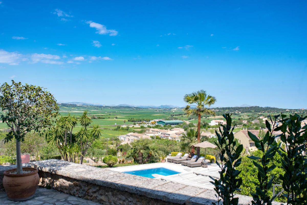 Piscina en o cerca de Casa Font i Roig