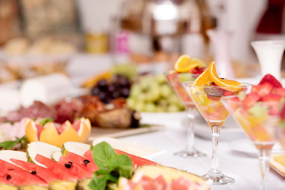 Comida en o cerca de este hotel