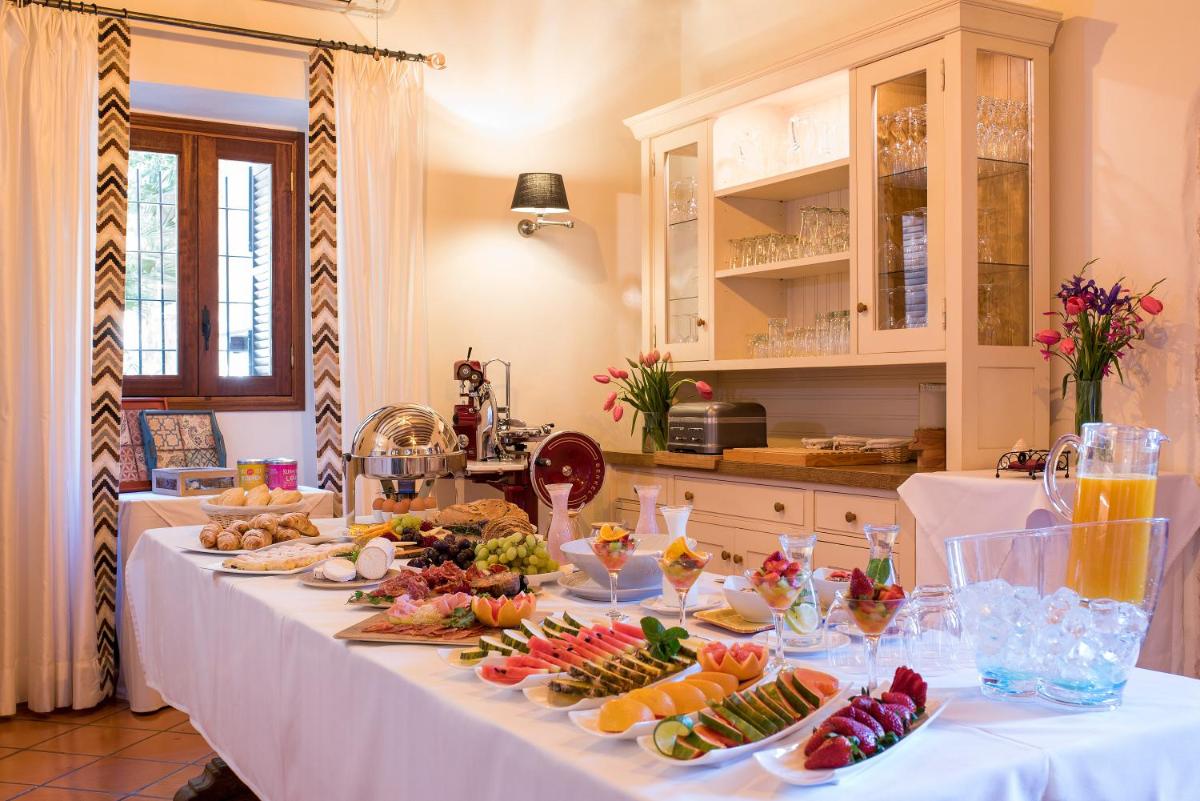 Comida en o cerca de este hotel