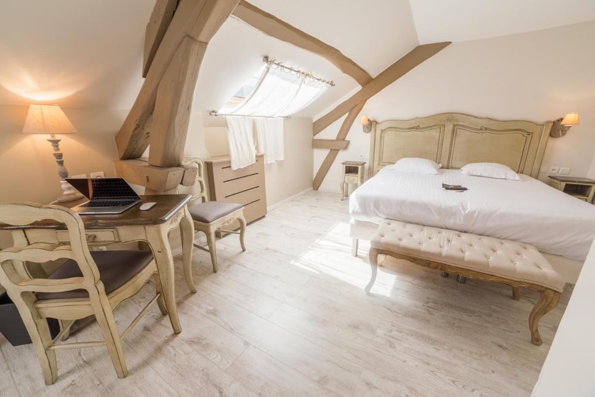 une chambre avec un lit et un bureau avec un ordinateur portable dans l'établissement The Originals Boutique, Hôtel Les Poèmes de Chartres, à Chartres