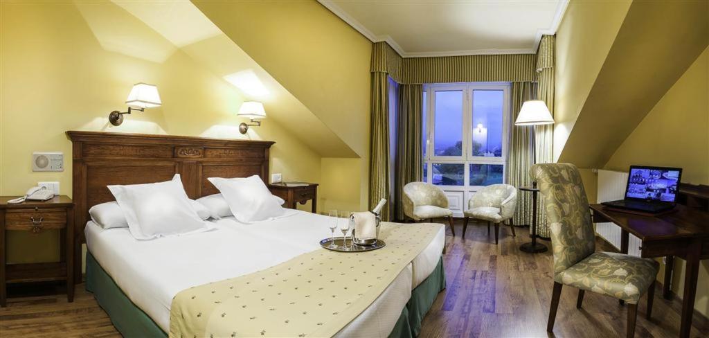 Cama o camas de una habitación en Silken Spa La Hacienda De Don Juan
