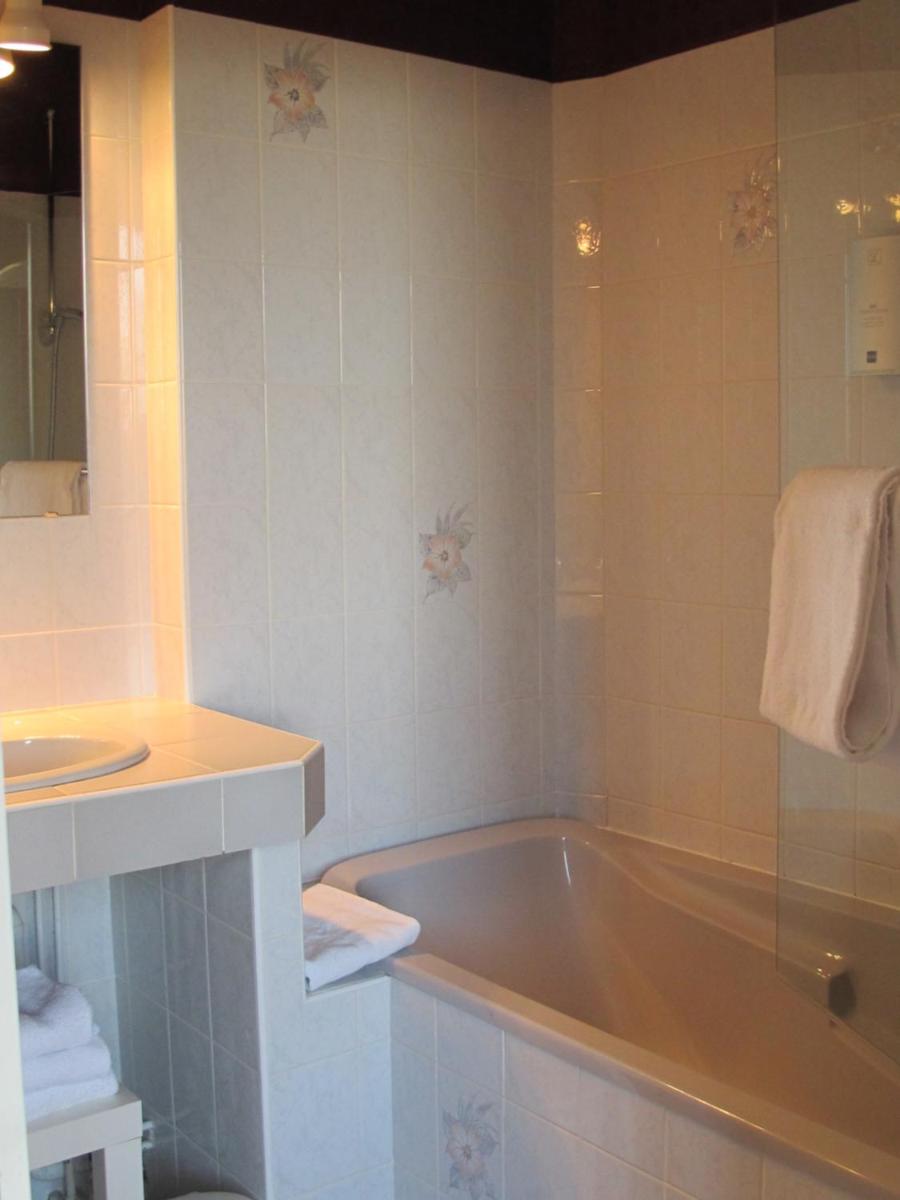 Salle de bains dans l'établissement Logis Deshors-Foujanet