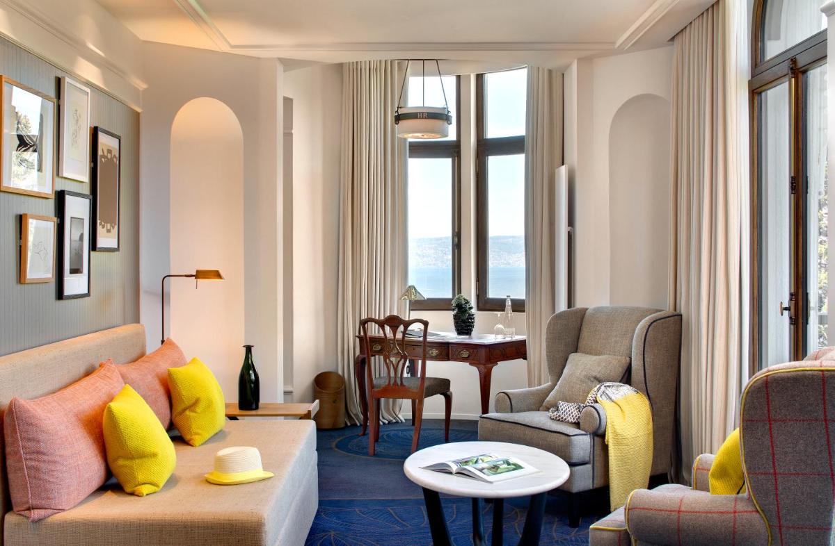 Coin salon dans l'établissement Hôtel Royal