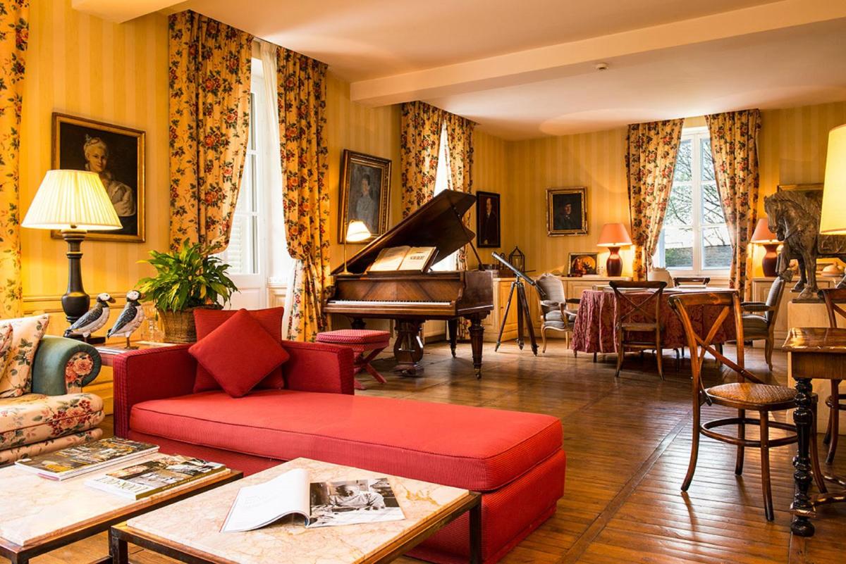 Coin salon dans l'établissement Château de Courban and Spa Nuxe