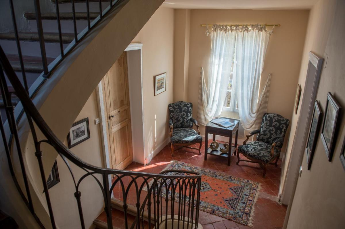 Coin salon dans l'établissement Les Carmes and spa