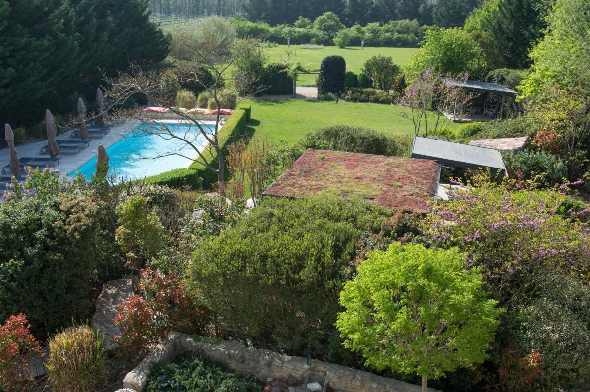 Piscine de l'établissement Les Carmes and spa ou située à proximité