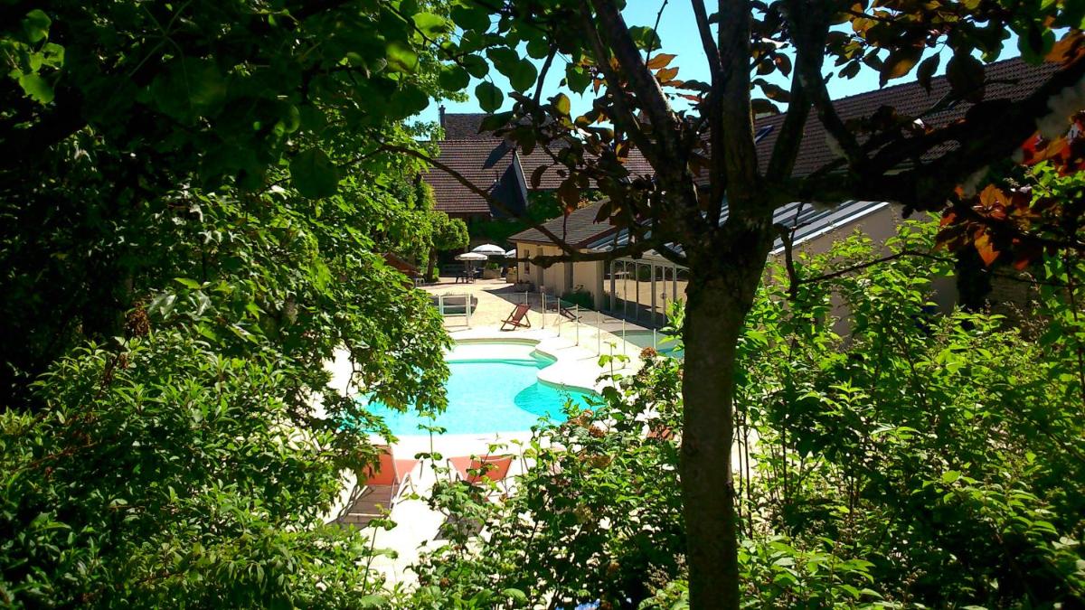 Piscine de l'établissement Logis Relais de la Source ou située à proximité