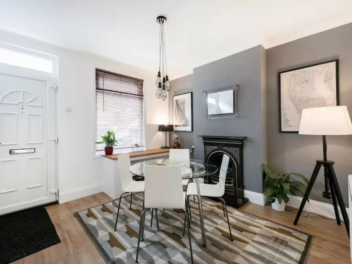 Cambridge House - Modern 2 Bedroom House, Close to Luton Airport & Town Centre - Housity