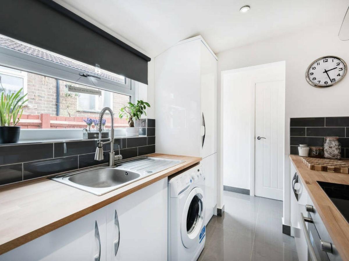 Cambridge House - Modern 2 Bedroom House, Close to Luton Airport & Town Centre - Housity