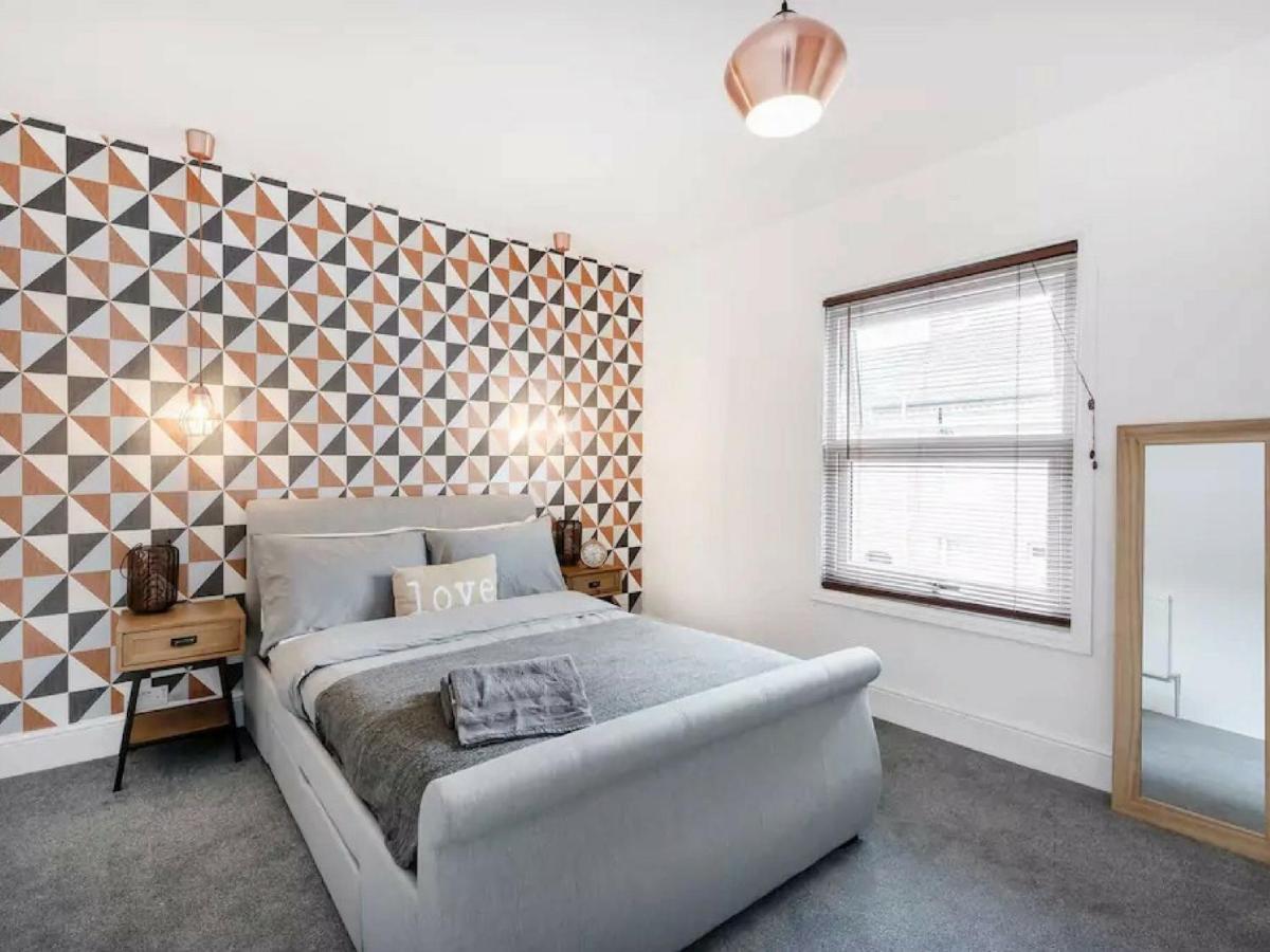 Cambridge House - Modern 2 Bedroom House, Close to Luton Airport & Town Centre - Housity